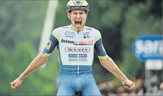  ?? FOTO: AP ?? Efusiva celebració­n del ciclista neerlandés al conseguir su primera victoria en el Giro y en una vuelta ciclista de tres semanas