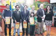  ??  ?? Los autores ganadores de premios únicos, menciones de honor y el jurado de la categoría infantil durante el evento de premiación del IX Concurso de Cuentos Cortos.