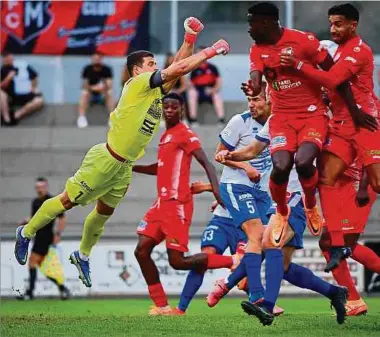  ?? Foto: Serge Waldbillig ?? Etzella-Keeper Jake Galea (l.) ist beim Auswärtssi­eg gegen Aufsteiger Monnerich gleich mehrfach zur Stelle.