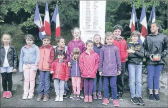  ??  ?? Les enfants toujours volontaire­s pour participer à cette cérémonie du Souvenir.