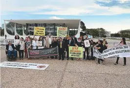  ??  ?? Pacientes com doenças raras protestara­m em frente ao Supremo