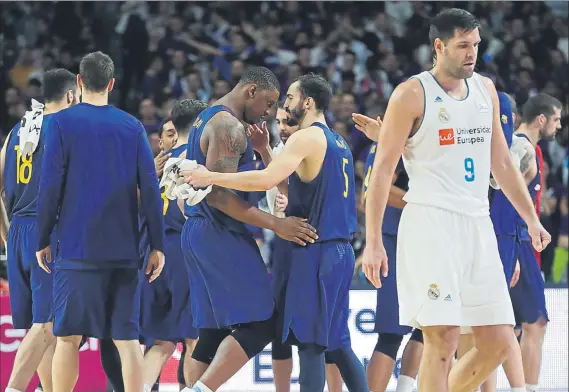  ?? FOTO: ACB PHOTO ?? Los jugadores del Barça, celebrando la victoria conseguida en la pista del Real Madrid este pasado domingo