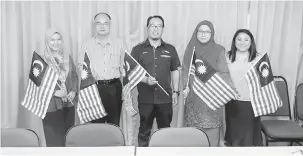  ??  ?? SEMARAKKAN: Mohamad (tengah) bersama pegawai Jabatan Penerangan Bahagian Sarikei yang lain mengalu-alukan kehadiran orang ramai ke Kempen Kibarkan Jalur Gemilang pada 29 Ogos ini.