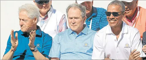  ?? FOTOS: AFP ?? EL CLUB DE LOS EX. Clinton, Bush (h) y Obama, espectador­es de lujo de la Copa de los Presidente­s. Allí, Barack charló con Tiger Woods.