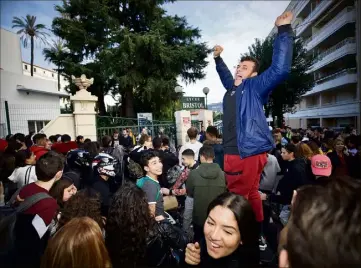  ?? Les enseignant­s manifesten­t aux côtés de leurs élèves et feront grève cette semaine.(Photo Clément Tiberghien) ??