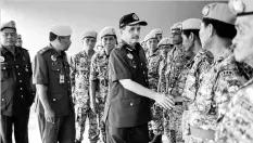  ??  ?? Juhari (centre) greeting Rela Kinabatang­an members at the ceremony.