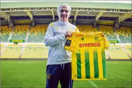  ?? (Photo AFP) ?? Raymond Domenech heureux dans sa nouvelle mission.