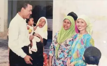  ?? ?? RASAIMAH (dua dari kanan) beramah mesra dengan Menteri Besar Selangor, Tan Sri Muhammad Muhammad Taib ketika beliau melawat Kampung Seri Keledang.