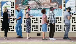  ?? MATIAS J. OCNER mocner@miamiheral­d.com ?? People wait in line to vote at the John F. Kennedy Library in Hialeah during the general election on November 3, 2020.