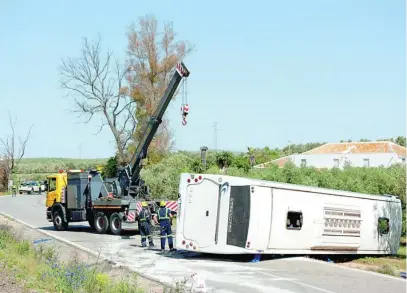  ?? EFE ?? Autobús siniestrad­o en el municipio sevillano de Pedrera