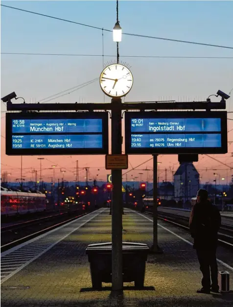 ?? Fotos: Bastian Sünkel ?? Abends in Donauwörth: Ein Pendler wartet auf den Zug. Und immer ist da die gleiche Frage: Wird er pünktlich sein?