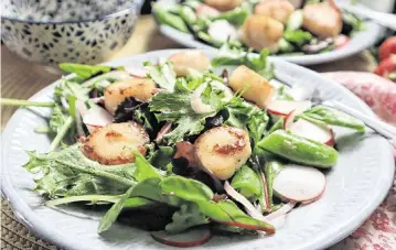  ?? GRETCHEN MCKAY Pittsburgh Post-Gazette/TNS ?? Pan-seared scallops top this seasonal salad with sugar snap peas and fresh radish.