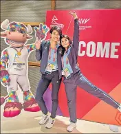  ?? PTI ?? Boxers Lovlina Borgohain (L) and Nikhat Zareen pose with 'Perry the Bull', the mascot of the 2022 CWG in Birmingham.