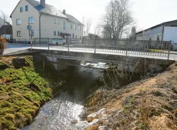  ?? Foto: Erich Echter ?? Die Ecknachbrü­cke in Adelzhause­n ist marode und wird komplett erneuert. Dafür muss die Ortsdurchf­ahrt ab Montag gesperrt werden.