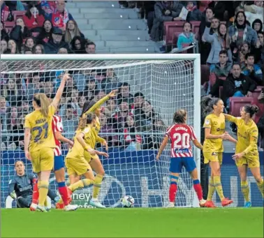  ?? ?? Engen celebra con Torrejón el 1-6 para el Barcelona en el Metropolit­ano.