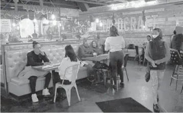  ??  ?? People eat at Tacocraft Taqueria & Tequila Bar in Lauderdale-by-the-Sea on Feb. 2. JOHN MCCALL/SOUTH FLORIDA SUN SENTINEL