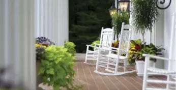  ?? ISTOCK PHOTOS ?? Adding greenery, a fresh coat of paint and new lighting to a front porch makes an instant first impression.