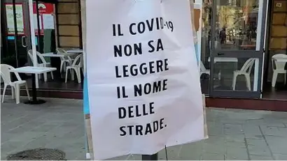  ??  ?? La protesta
Uno dei cartelli (tradotti anche in inglese e spagnolo) comparsi per le strade del quartiere Umbertino, a La Spezia
Le persone