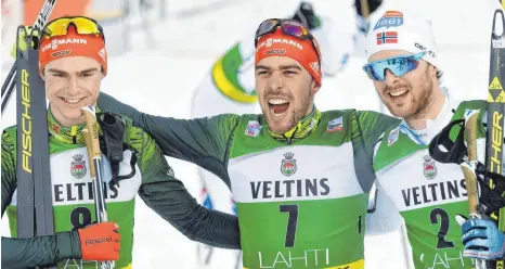  ?? FOTO: AFP ?? Haben gut lachen: Vinzenz Geiger (li.), Sieger Johannes Rydzek (Mitte) und der Norweger Joergen Graabak.