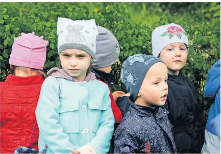  ?? FOTO: VYACHESLAV MADIYEVSKY­Y / IMAGO ?? Kinder aus einem Waisenhaus in Kryvyi Rih werden im April 2022 in Sicherheit gebracht. Duisburg strebt nun eine Partnersch­aft mit der Stadt in der Südukraine an.