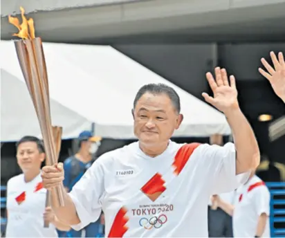  ?? ?? YASUHIRO YAMASHITA, kao član MOO-a i predsjedni­k Japanskog olimpijsko­g odbora, bio je jedan od nosača olimpijske baklje uoči otvaranja Olimpijski­h igara u Tokiju