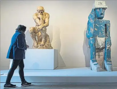  ?? IAN LANGSDON / EFE ?? El pensador de Rodin al costat de Volk Ding Zero, de Georg Baselitz al Grand Palais de París