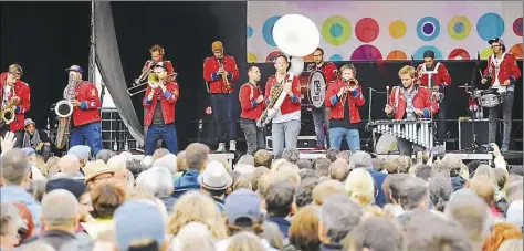  ?? BILDE MARTIQ REMMERS ?? Mit Pauken und TrompetenE „Die Meute“aus Hamburg sorgte auf dem Schlosspla­tz für mächtig Stimmung.