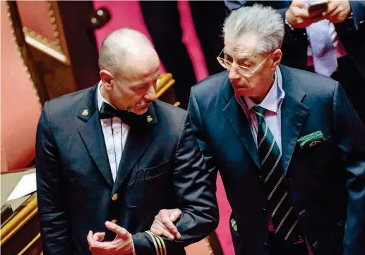  ??  ?? In Senato Umberto Bossi, 77 anni, in aula. Dal 1992 è stato eletto sei volte deputato, poi tre eurodeputa­to e infine senatore. Bossi è salito al governo per la prima volta nel 2001, come ministro per le Riforme nel governo Berlusconi II. Nell’aprile del 2012, dopo lo scandalo della distrazion­e di fondi del partito, ha rassegnato le dimissioni da segretario della Lega Nord