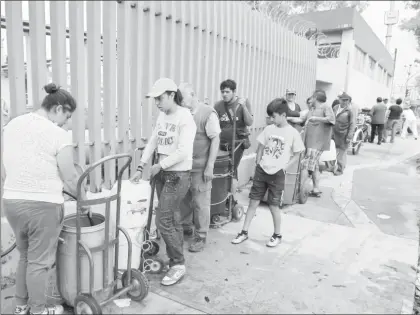  ??  ?? Vecinos se abastecen en una purificado­ra de agua en los límites de las delegacion­es Iztapalapa e Iztacalco, debido a que desde el temblor del 19 carecen del servicio ■ Foto Luis Humberto González