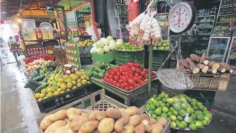  ??  ?? VARIEDAD. Puestos de verdura en el mercado Dandy de San Pedro Sula.