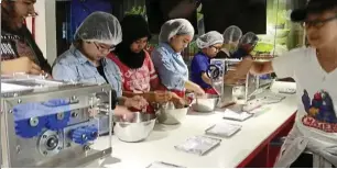  ??  ?? uTAr students learning to make noodle snacks.