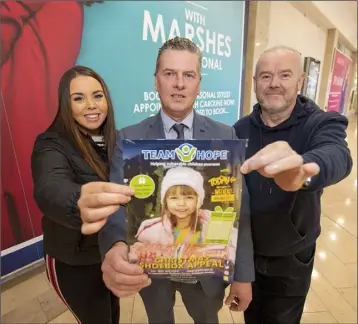  ??  ?? Vanessa Harrison and Peter Lynch from Team Hope with Sean Farrell, Manager, Marshes, Shopping Centre, promoting the Christmas Shoe Box Appeal at the Marshes Shopping Centre.