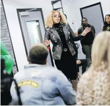  ?? MARK HUMPHREY/ THE ASSOCIATED PRESS ?? Mary J. Blige, centre, talks with participan­ts in an allfemale songwriter­s’ workshop in Nashville, Tenn. She hopes to be inspired by the assembled musical talent. Some of the women are establishe­d songwriter­s, while others are novices.