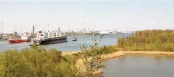  ??  ?? Op de Stocatradi­jk ziet u én de trafiek op het Schelde-Rijnkanaal...