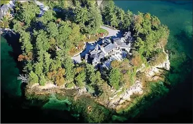  ??  ?? IDYLLIC: Harry and Meghan’s luxury holiday hideaway on Vancouver Island in Canada