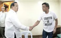  ?? PHOTO BY RENE H. DILAN ?? NO WAY Sen. Richard Gordon (left) fails to convince former Customs commission­er Nicanor Faeldon to face the Senate Blue Ribbon Committee. Faeldon instead went straight to a detention room at the Office of the Senate Sergeant at Arms.