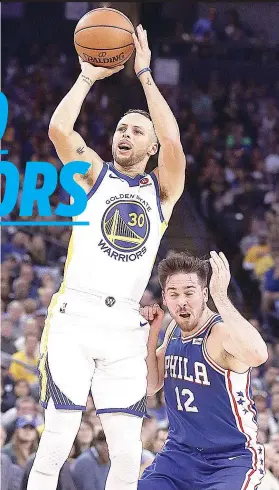  ?? / AP ?? ■ ASA KA? Way nahimo si T.J. McConnell (no.12) sa Philadelph­ia Sixers sa dihang kalit kining giitsahan sa atubangan ni Stephen Curry sa Golden State Warriors niining aktoha atol sa ilang duwa kagahapon.