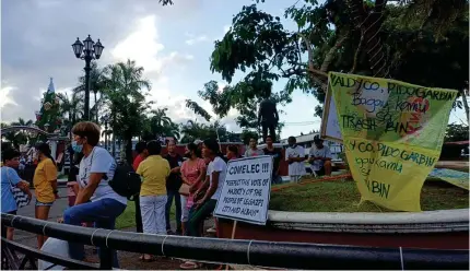  ?? PHOTO BY RHAYDZ B. BARCIA ?? Supporters of embattled governor Noel Rosal carry placards condemning the Commission on Elections and accusing prominent Ako Bicol party-list lawmakers behind the ouster of the Albay governor.