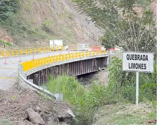  ?? FOTO: ALEXIS MÚNERA ?? En ‘elefante blanco’ se convirtió el puente de Limones entre Risaralda y Chocó.