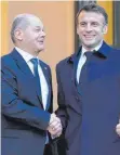  ?? FOTO: DPA ?? Der französisc­he Präsident Emmanuel Macron (re.) begrüßte am Montag Bundeskanz­ler Olaf Scholz (SPD) im Élysée-Palast. Macron hatte zu einer internatio­nalen Unterstütz­erkonferen­z für die Ukraine eingeladen.