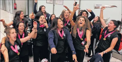  ??  ?? EN EL AEROPUERTO. Las campeonas fueron recibidas en Barajas donde también celebraron el título con sus allegados.