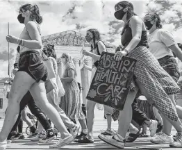  ?? Kennt Holston / NYT ?? Manifestan­tes gritan consignas durante una protesta en defensa de los derechos al aborto frente al edificio de la Corte Suprema el 4 de septiembre de 2021.