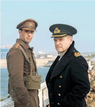 ??  ?? James D’Arcy (links) und Kenneth Branagh in Christophe­r Nolans oscarprämi­ertem Kriegsdram­a „Dunkirk“, 20.15 Uhr, ORF 1.