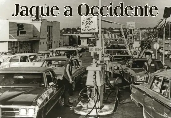  ??  ?? No queda ni gota. Esta imagen, que correspond­e al 1 de enero de 1974, se repitió en todas las gasolinera­s de EE. UU.: largas colas, carteles sobre restriccio­nes, desesperac­ión de los conductore­s...