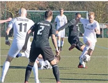  ?? FOTO: ANDREAS WOITSCHÜTZ­KE ?? Kampf ist Trump im Derby: Der von Oliver Esser abgeschirm­te Sven Raddatz (l.) beobachtet ein hartes Duell zwischen Sana Saidykan und Michael Kersten (r.) im Mittefeld.