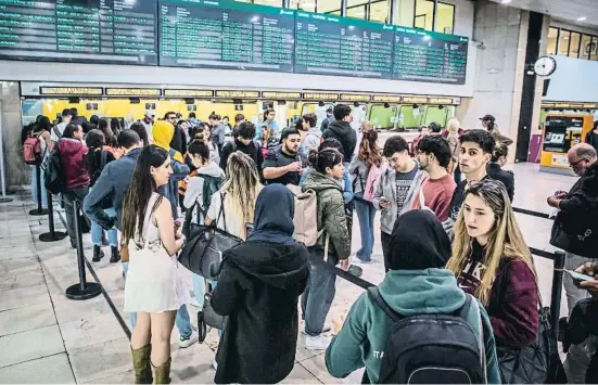  ?? Luevary raekedó ?? Usuarios de transporte público hacen cola en la estación de Sants para obtener la T-mobilitat y poder comprar una T-jove