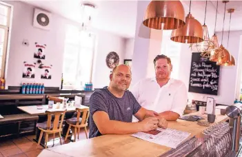  ?? RP-FOTO: ANNE ORTHEN ?? Stephan Pfaff und André Segin (v.l.) führen das Brauhaus zum goldenen Handwerk.