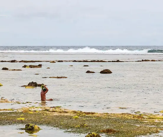  ?? PHOTOGRAPH BY RIO dELuVIO FOR THE dAILY TRIBunE @tribunephl_rio ?? THE clear waters of a beach in magpupungk­o in Pilar town, surigao del norte is enough to attract visitors going for a dip on a clear Tuesday morning.