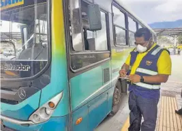  ?? ?? Inspección. Las 6,000 unidades que han sido verificada­s representa­n el 60 % de buses y microbuses del transporte público público en el país.