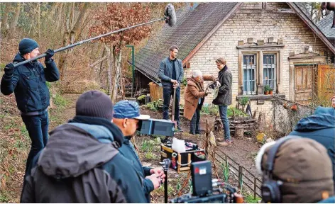  ?? FOTO: OLIVER DIETZE ?? Gestern startete der Dreh für den neuen SR-„Tatort“in St. Ingbert. Es ist der erste Fall für das neue Ermittlerd­uo Adam Schürk und Leo Hölzer, gespielt von Daniel Sträßer (rechts) und Vladimir Burlakov. In dieser Szene beerdigen sie gemeinsam mit Marie Anne Fliegel, die Lida Tellmann spielt, deren Hund.